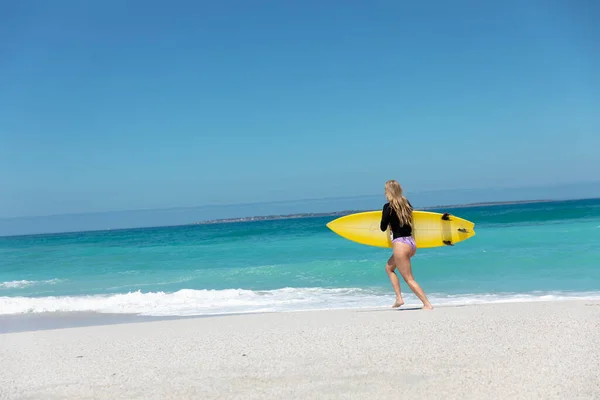 Vue Latérale Une Femme Caucasienne Courant Sur Plage Avec Ciel — Photo