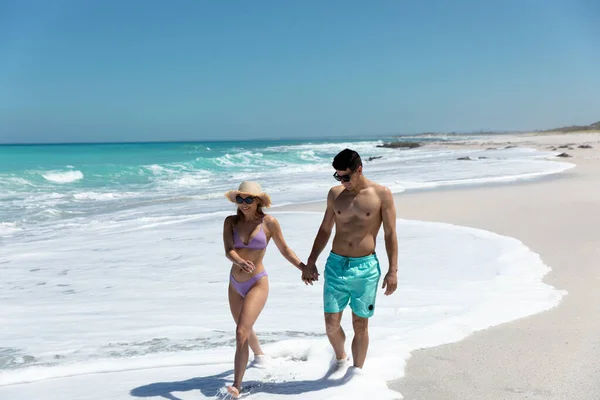 Vista Frontal Casal Caucasiano Caminhando Praia Com Céu Azul Mar — Fotografia de Stock