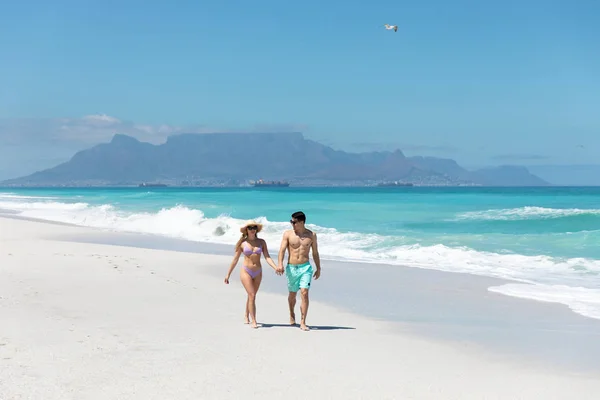 Vista Frontale Una Coppia Caucasica Che Cammina Sulla Spiaggia Con — Foto Stock