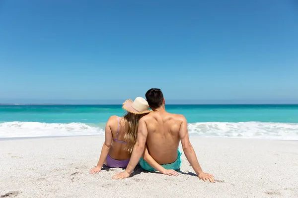 Rear View Caucasian Couple Reclining Beach Blue Sky Sea Background — Stock Photo, Image