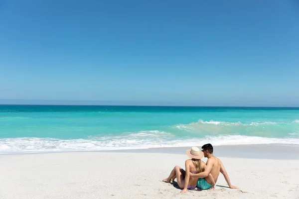 Bakre Fjärran Från Ett Kaukasiskt Par Liggande Stranden Med Blå — Stockfoto