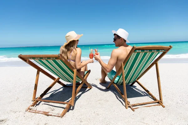 Bakifrån Vit Par Sitter Solstolar Stranden Med Blå Himmel Och — Stockfoto