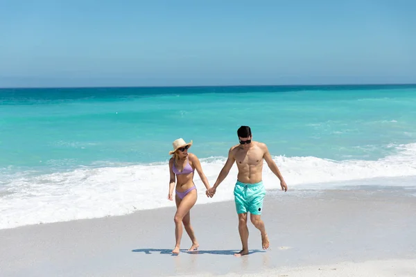 Front View Caucasian Couple Walking Beach Blue Sky Sea Background — 스톡 사진