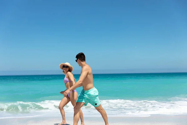 Side View Caucasian Couple Walking Beach Blue Sky Sea Background — Stock Photo, Image