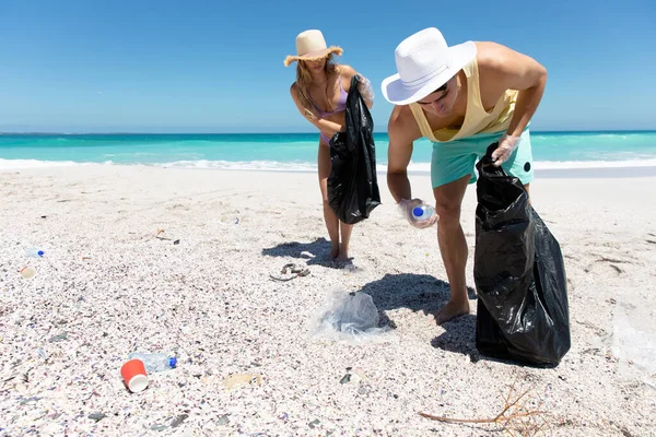 Lage Hoek Vooraanzicht Van Een Blank Echtpaar Het Strand Met — Stockfoto