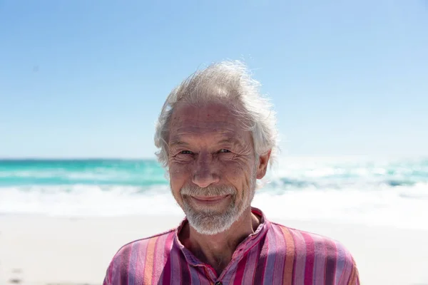 Ritratto Ravvicinato Anziano Caucasico Piedi Sulla Spiaggia Con Cielo Blu — Foto Stock