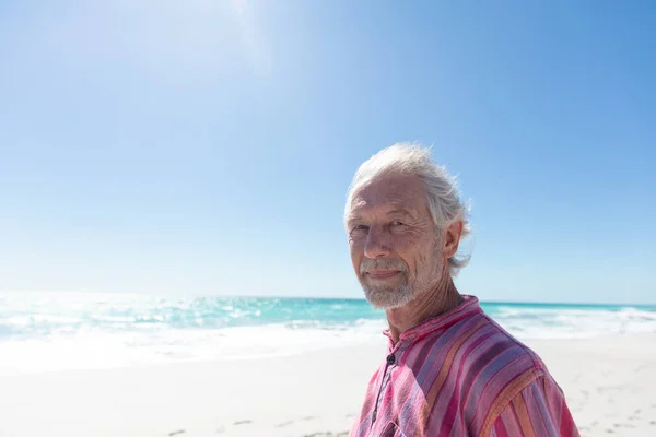 Vista Laterale Uomo Caucasico Anziano Piedi Sulla Spiaggia Con Cielo — Foto Stock