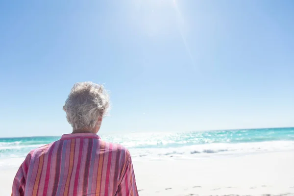 Vista Trasera Hombre Mayor Caucásico Pie Playa Con Cielo Azul — Foto de Stock