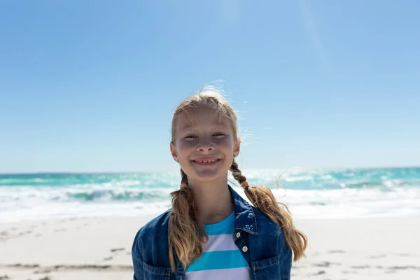 Vista Frontal Uma Menina Caucasiana Praia Com Céu Azul Mar — Fotografia de Stock