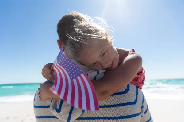 Veduta Posteriore Una Ragazza Caucasica Che Alza Bandiera Americana Con — Foto Stock