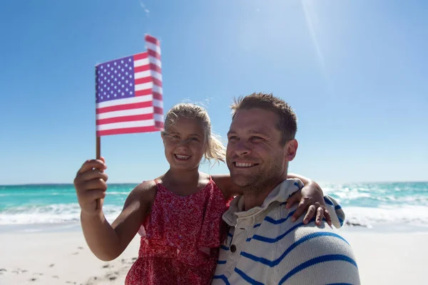 Vista Lateral Una Niña Caucásica Izar Bandera Americana Con Padre — Foto de Stock