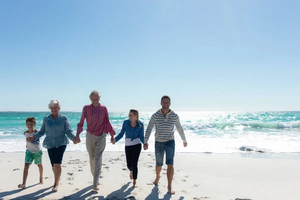 Vista Frontal Una Familia Caucásica Varias Generaciones Pie Playa Con — Foto de Stock