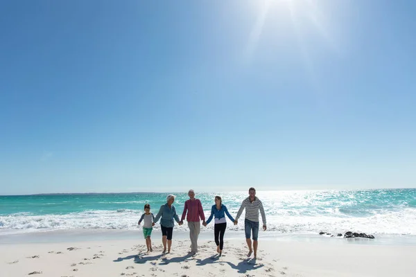 Vorderansicht Einer Kaukasischen Mehrgenerationenfamilie Strand Mit Blauem Himmel Und Meer — Stockfoto