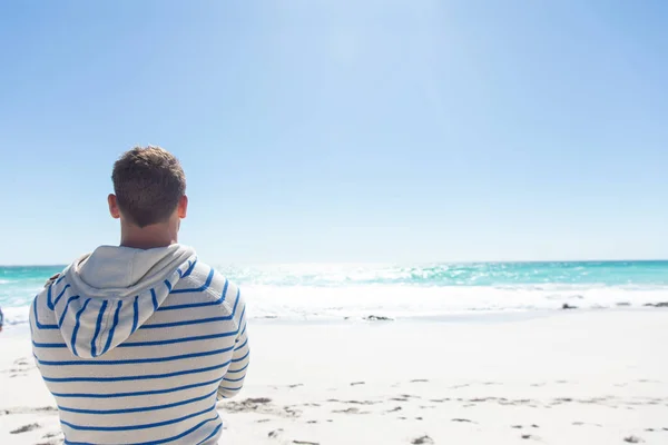 Vista Posteriore Uomo Caucasico Piedi Sulla Spiaggia Con Cielo Blu — Foto Stock