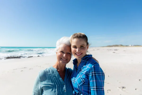 Portret Białej Kobiety Jej Matki Stojącej Plaży Błękitnym Niebem Morzem — Zdjęcie stockowe