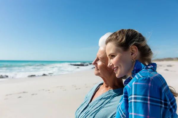 Vista Lateral Una Mujer Caucásica Madre Pie Playa Con Cielo —  Fotos de Stock