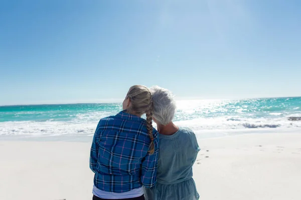 Vista Trasera Una Mujer Caucásica Madre Pie Playa Con Cielo — Foto de Stock