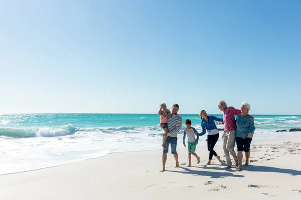 Framsidan Flergenerationsfamilj Kaukasus Stranden Med Blå Himmel Och Hav Bakgrunden — Stockfoto