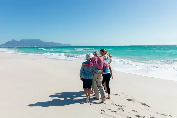 Vista Trasera Una Familia Caucásica Varias Generaciones Playa Con Cielo — Foto de Stock