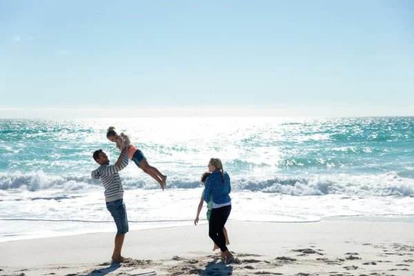 Vooraanzicht Van Een Blanke Familie Het Strand Met Blauwe Lucht — Stockfoto