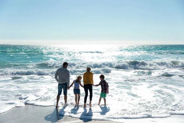 Vista Posteriore Una Famiglia Caucasica Sulla Spiaggia Con Cielo Blu — Foto Stock