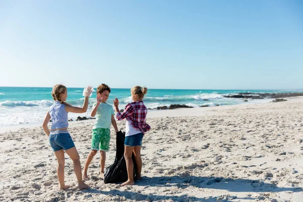 Vista Frontal Irmãos Caucasianos Praia Com Céu Azul Mar Fundo — Fotografia de Stock