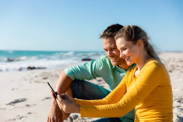 Vue Latérale Couple Caucasien Allongé Sur Plage Avec Ciel Bleu — Photo