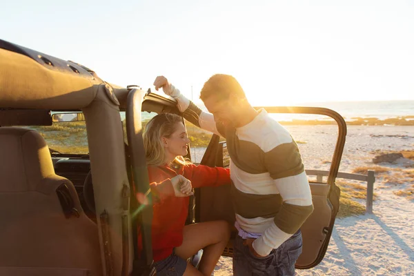 Vue Latérale Couple Caucasien Intérieur Une Voiture Ouverte Avec Porte — Photo