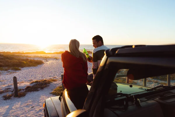 Vista Trasera Una Pareja Caucásica Fuera Coche Techo Abierto Con — Foto de Stock