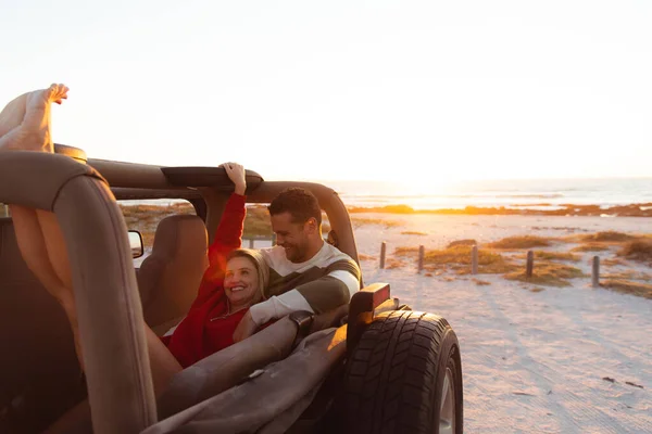 Vista Frontal Una Pareja Caucásica Dentro Coche Techo Abierto Con — Foto de Stock