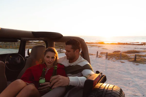 Vorderansicht Eines Kaukasischen Paares Einem Offenen Auto Mit Sonnenuntergang Strand — Stockfoto
