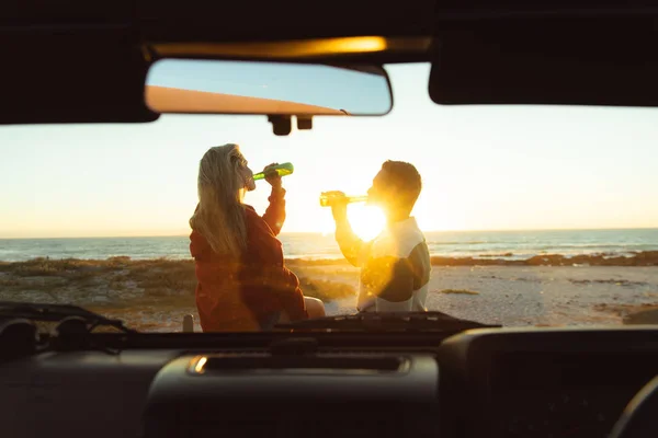 Vista Trasera Una Pareja Caucásica Fuera Coche Techo Abierto Con — Foto de Stock