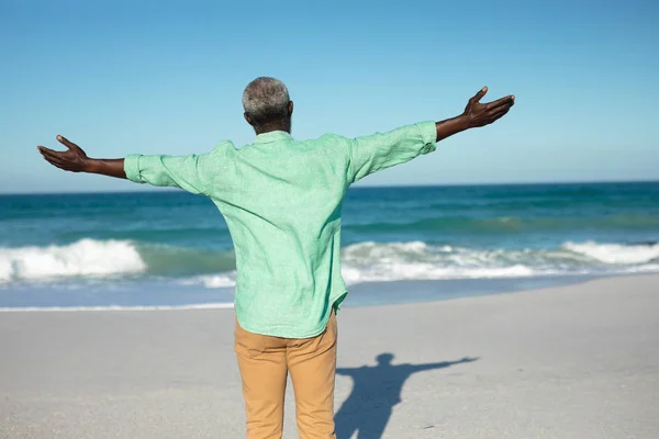 Widok Starszego Afroamerykanina Stojącego Plaży Błękitnym Niebem Morzem Tle Podnoszącego — Zdjęcie stockowe