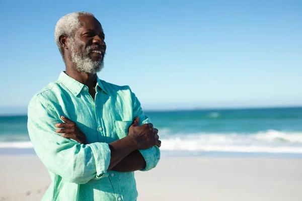 Portrait Homme Afro Américain Âgé Debout Sur Plage Avec Ciel — Photo