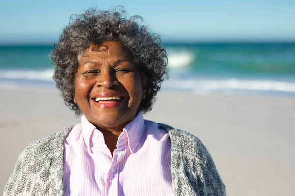 Ritratto Ravvicinato Una Donna Afroamericana Anziana Piedi Sulla Spiaggia Con — Foto Stock