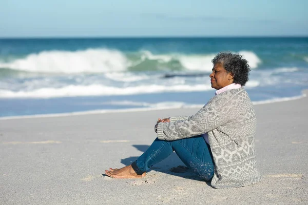 Vista Lateral Una Mujer Afroamericana Mayor Sentada Playa Con Cielo —  Fotos de Stock