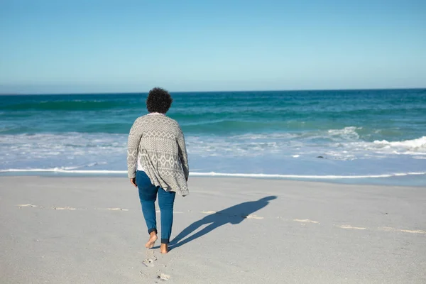 Bakifrån Senior Afroamerikansk Kvinna Stranden Med Blå Himmel Och Hav — Stockfoto