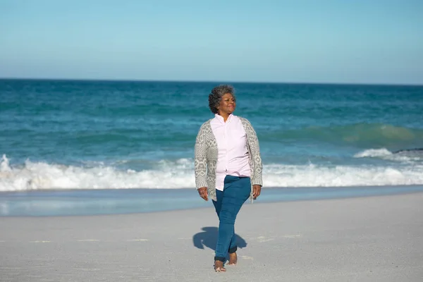 Vista Frontal Una Mujer Afroamericana Mayor Caminando Por Playa Sonriendo — Foto de Stock