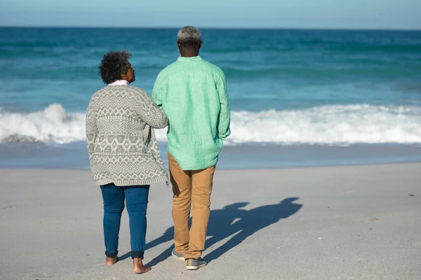 Vista Posteriore Una Coppia Afroamericana Anziana Che Cammina Sulla Spiaggia — Foto Stock