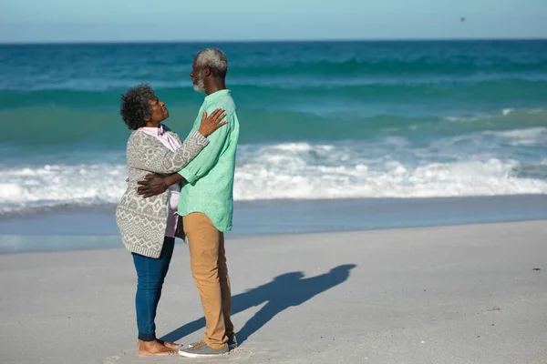 Vue Latérale Couple Afro Américain Âgé Debout Sur Plage Avec — Photo