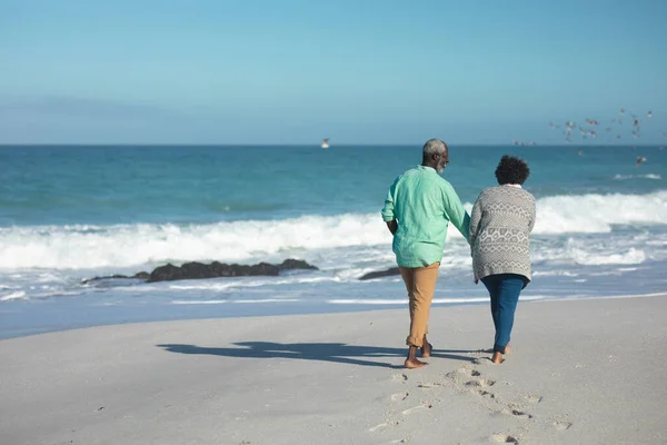 Visão Traseira Casal Afro Americano Sênior Andando Praia Mãos Dadas — Fotografia de Stock