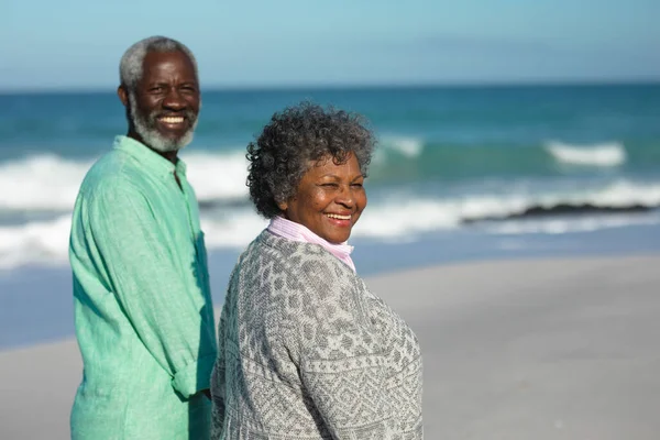 Vista Lateral Casal Afro Americano Sênior Andando Praia Com Céu — Fotografia de Stock