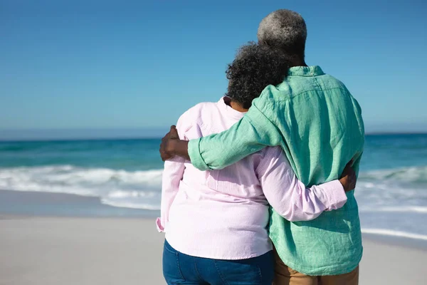 Vista Posteriore Una Coppia Afroamericana Anziana Piedi Sulla Spiaggia Con — Foto Stock