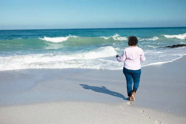 Vista Trasera Una Mujer Afroamericana Mayor Playa Con Cielo Azul —  Fotos de Stock