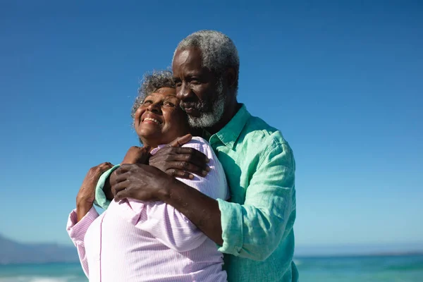 Нижній Кут Огляду Старої Афроамериканської Пари Стоїть Пляжі Блакитним Небом — стокове фото
