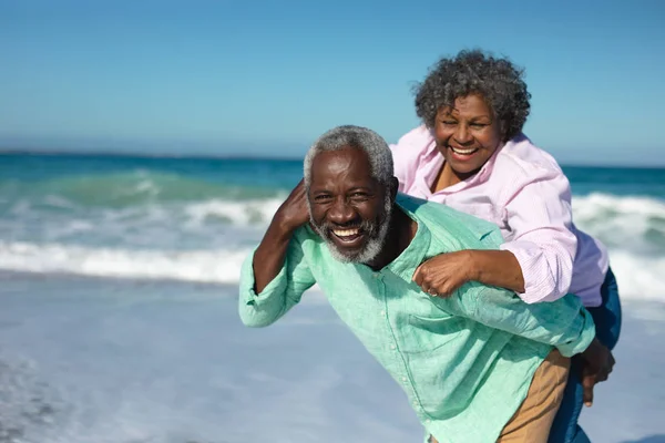 Widok Przodu Starszej Pary Afroamerykanów Stojącej Plaży Błękitnym Niebem Morzem — Zdjęcie stockowe