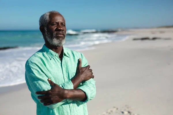 Portrait Homme Afro Américain Âgé Debout Sur Plage Avec Ciel — Photo