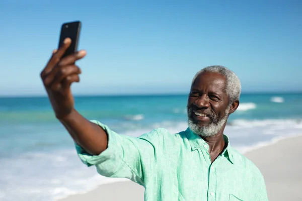 Vista Frontal Anciano Afroamericano Pie Playa Con Cielo Azul Mar —  Fotos de Stock