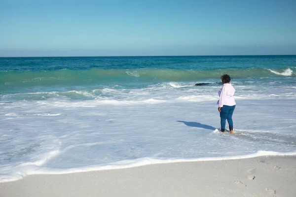 Widok Tyłu Starszej Afroamerykanki Stojącej Plaży Błękitnym Niebem Morzem Tle — Zdjęcie stockowe