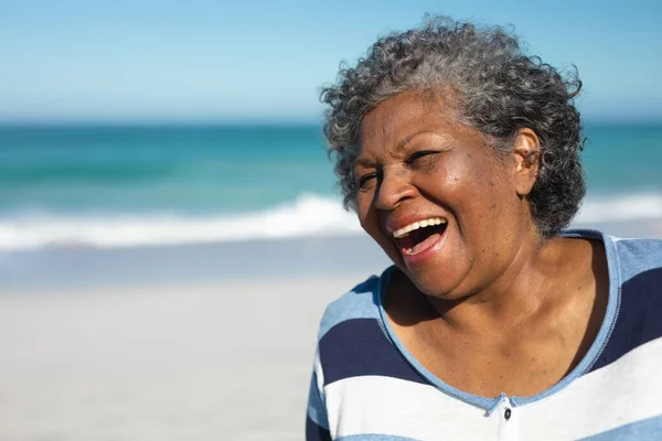 Vista Frontal Cerca Una Mujer Afroamericana Mayor Pie Playa Riendo — Foto de Stock